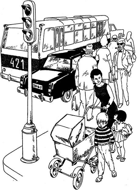 Адам и Отка и женщина с коляской на улице переходят дорогу