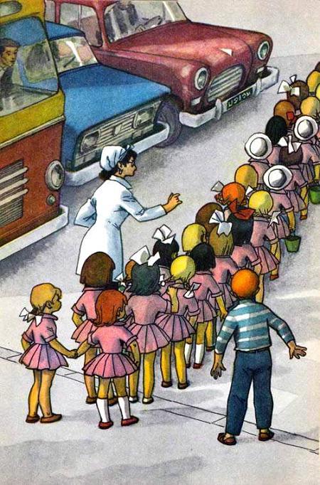 дети строем переходят дорогу