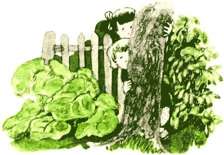 дети прячутся за деревом