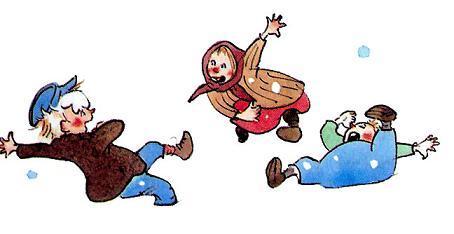 дети играют в снежки