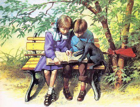 мальчик и девочка читают книгу на скамейке