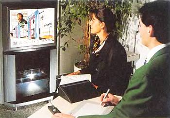 В будущем видеоконференции, возможно, заменят многие деловые поездки; участники дискуссий смогут видеть друг друга и обмениваться текстами, чертежами и фотографиями через компьютеры.