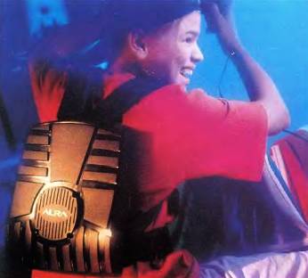 Электронный костюм для виртуального бокса. Специальные датчики имитируют ощущение удара.