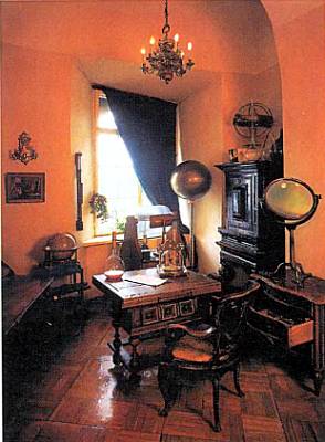 В здании Кунсткамеры теперь находится музей М.В. Ломоносова. Посетители могут представить, в каких кабинетах работали ученые XVIII в.