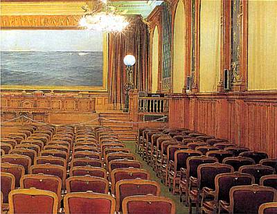 В этом зале на огромном экране показывают фильмы о жизни океана, снятые Жаком Ивом Кусто.