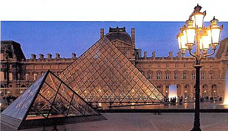 Проект стеклянной пирамиды во дворе Лувра поначалу вызвал немало споров. Но когда ее построили, она прекрасно вписалась в ансамбль дворца-музея.