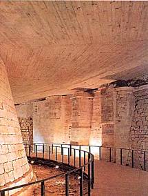 Остатки древней стены луврского замка теперь тоже один из музейных экспонатов.