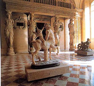 Интерьер одного из залов Лувра выполнен в античном стиле. Архитекторы Древней Греции часто использовали в качестве опор статуи женщин — кариатиды.