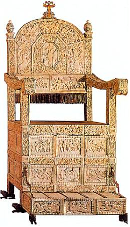 Послы иностранных держав нередко дарили русским государям царские троны, а сегодня ими любуются посетители Оружейной палаты.