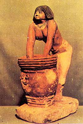 Женщина, варящая пиво