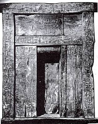 Ложная дверь из досок акации в мастабе возле Гизы