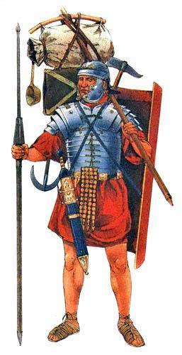 Пешие римские воины назывались легионерами. Легионер носил железный шлем и броню поверх шерстяной туники и кожаной юбки. Он должен был носить на себе меч, кинжал, щит, копье и все свои припасы.