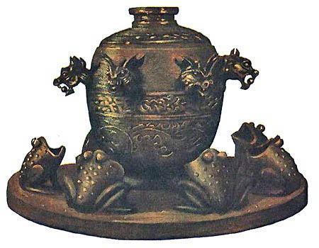 Древний китайский сейсмограф, приспособление для регистрации землетрясений.