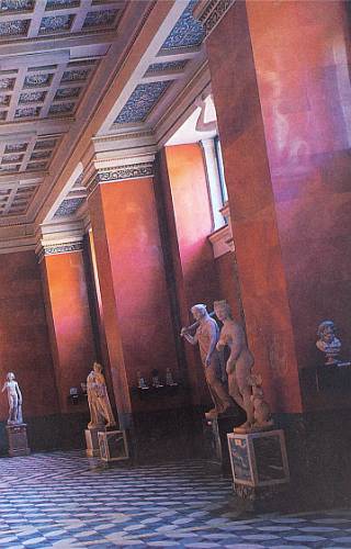 Скульптура Г. Myp. Лежащая женская фигура, бронза, 1975.