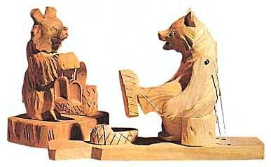 В подмосковном селе Богородское забавных зверюшек вырезают из осины.