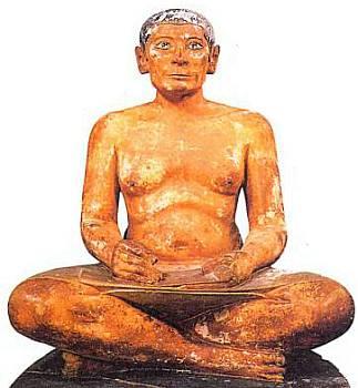 Статуя писца Каи, раскрашенный известняк, 2490 до н. э. В Древнем Египте писцы пользовались большим почетом, ведь изучение египетской письменности было делом очень сложным.