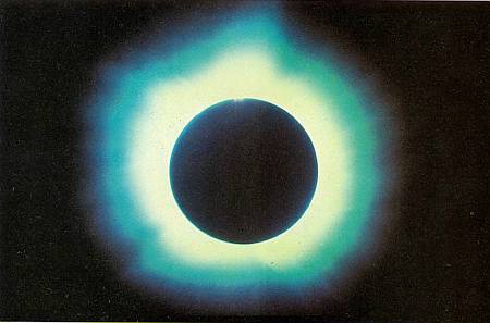 При полном солнечном затмении внешние слои Солнца становятся видимыми.