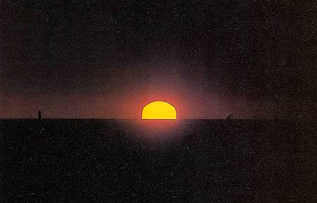 При восходе и заходе Солнце кажется нам красным или оранжевым.