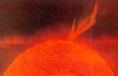 Активный протуберанец. В этом случае происходит мощный выброс вещества.