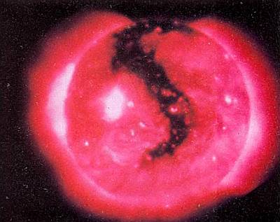 Корона в рентгеновских лучах. Специальные методы позволяют увидеть корону в этом диапазоне. Температура одной области внешней оболочки Солнца резко отличается от температуры другой.