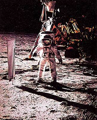 Солнечный ветер стал видимым: поток частиц образует хвост кометы, выдувая газы из ее тела.